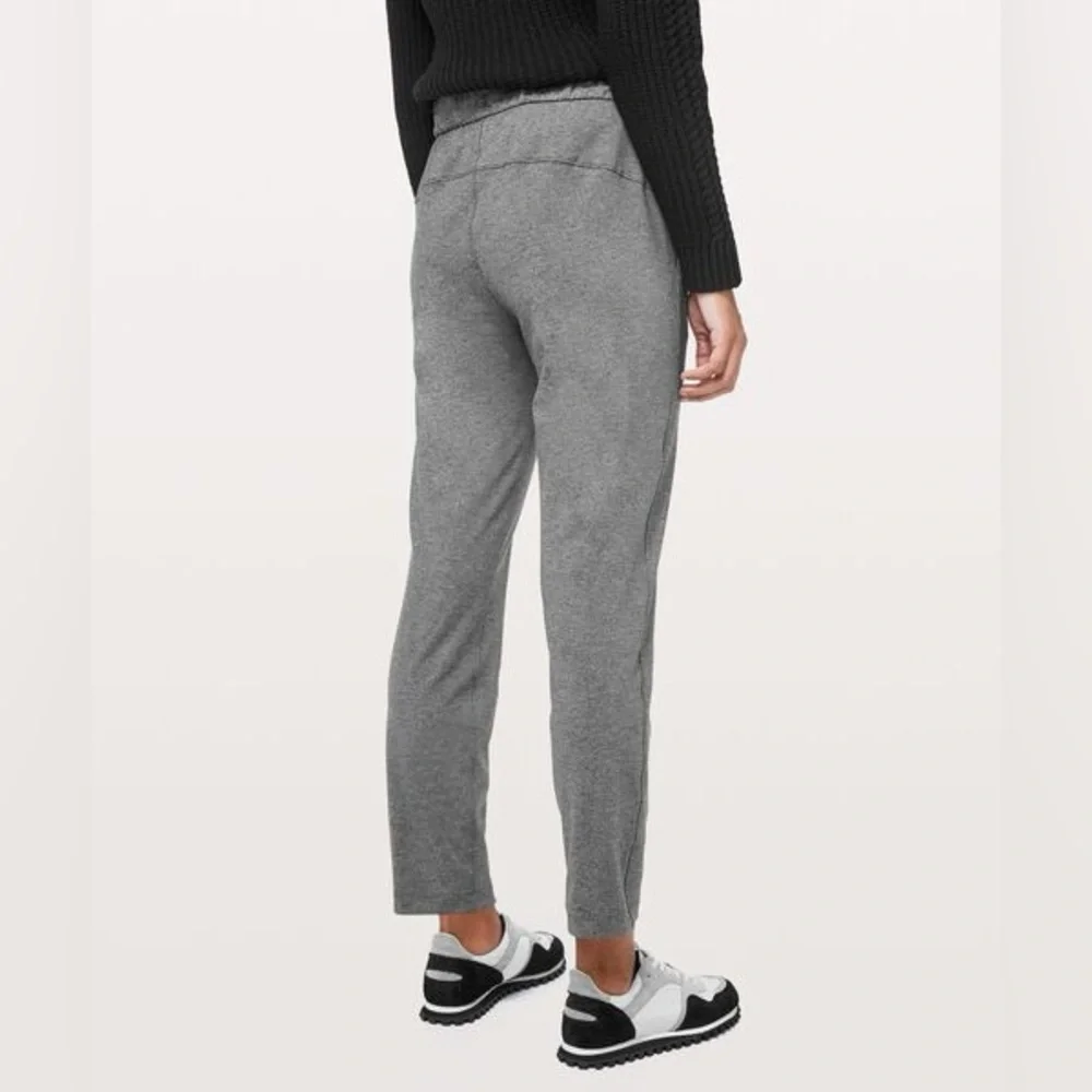 Lululemon on the fly pants size 6 - Picture 3 of 7